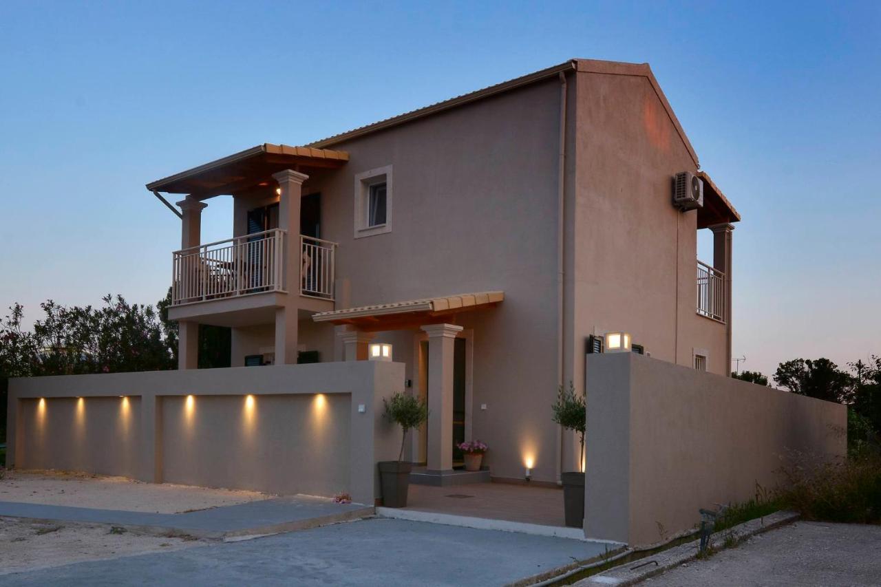 Stylish Privet Poolside Villa Агиос-Георгиос Экстерьер фото